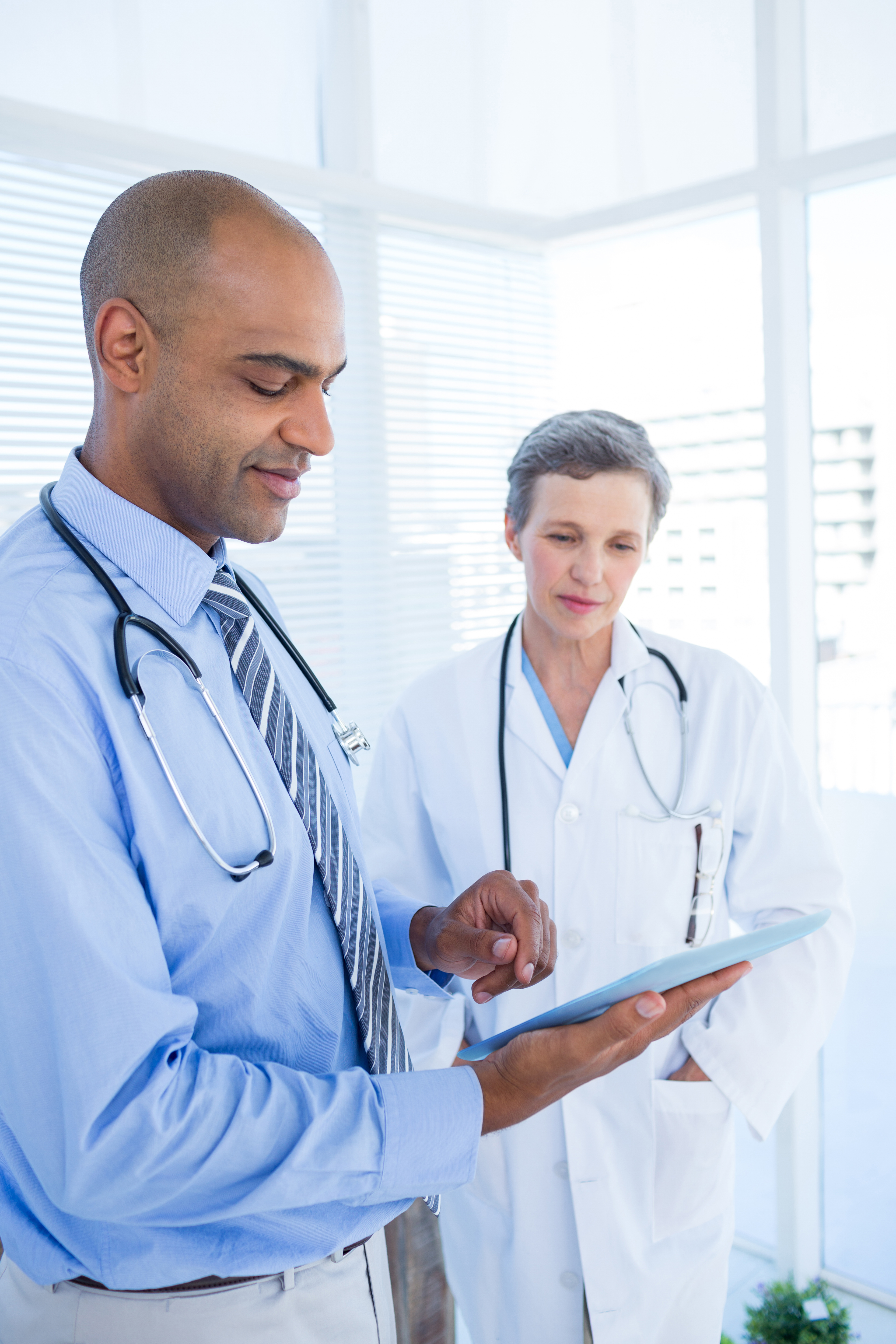 Equipe médica especializada da We Med Laudos realizando análise de exames