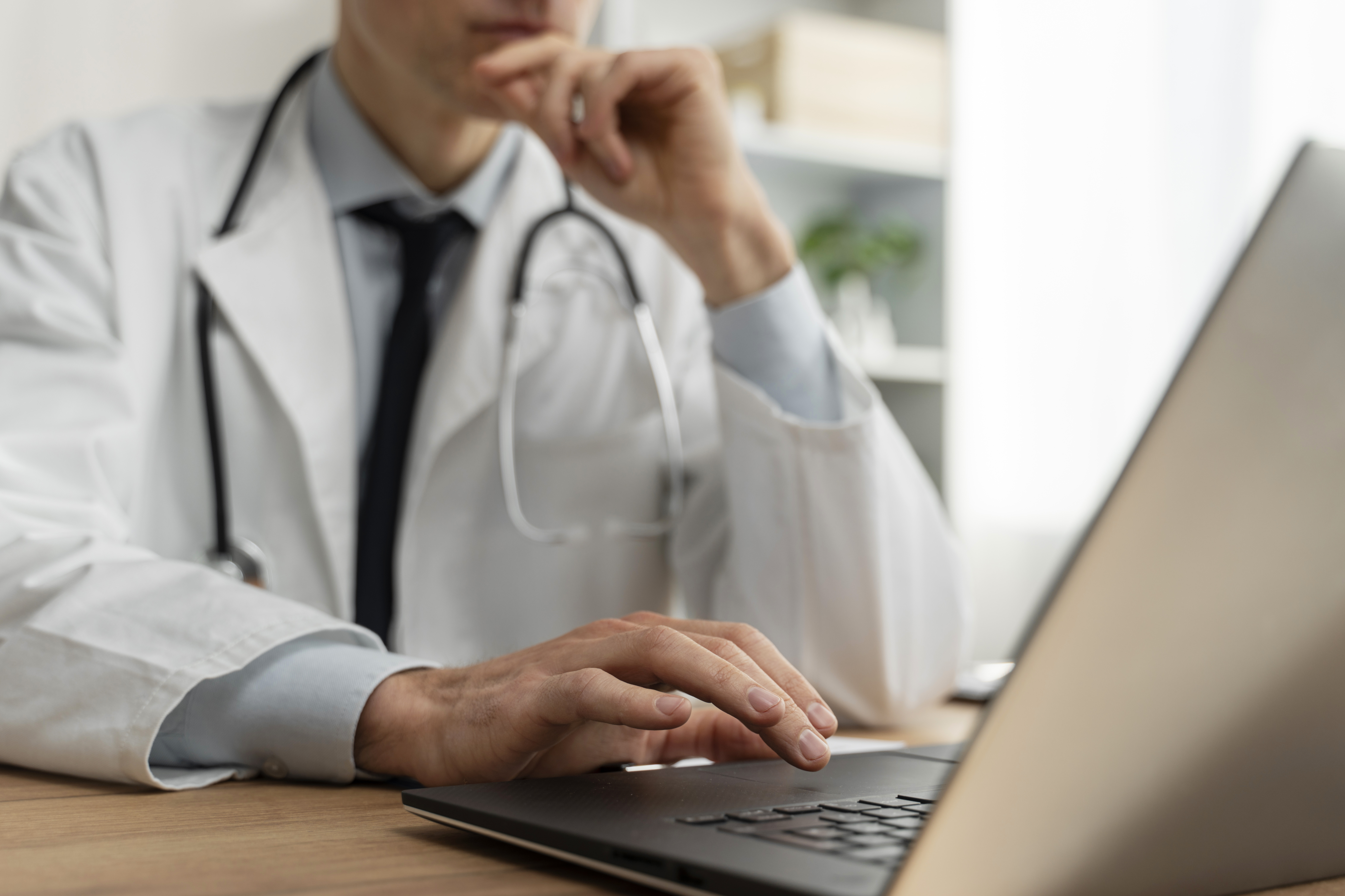 Médico apresentando solução de telerradiologia e laudos médicos à distância