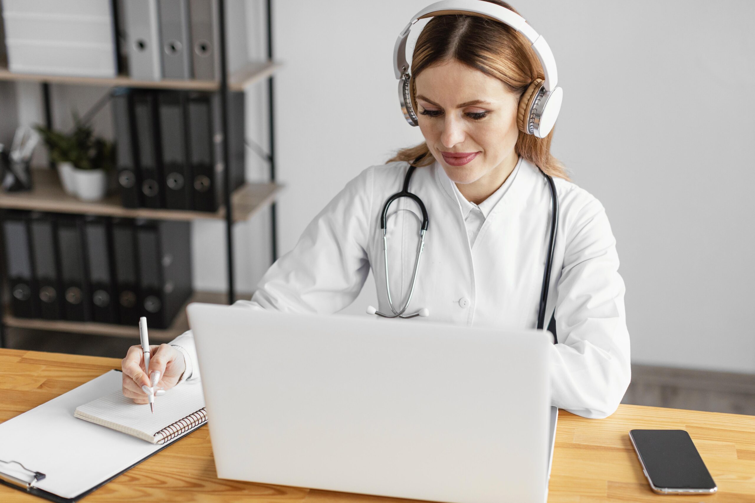 Médica com fones de ouvido realizando telelaudo